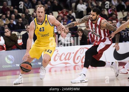 Athen, Grecia. 14th Gen 2020. Basket: Eurolega, main round, 19th matchday: Olympiakos Pireo - Alba Berlin. Il giocatore di Alba Luke Sikma (l) lotta per la palla con Georgios Printezis di Olympiakos. Credito: Angelos Tzortzinis/Dpa/Alamy Live News Foto Stock