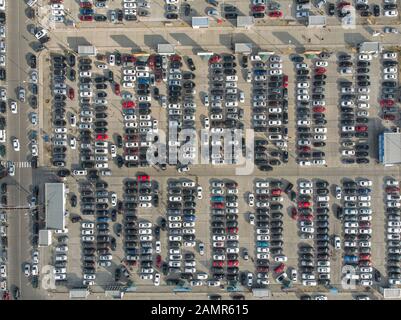 Svuotare parcheggi, vista aerea. Un sacco di auto Foto Stock