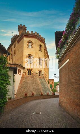 Barolo città vecchia strada tipica ed esterno del castello, Langhe Piemonte, Italia Europa. Piemonte, Italia Del Nord Europa. Foto Stock