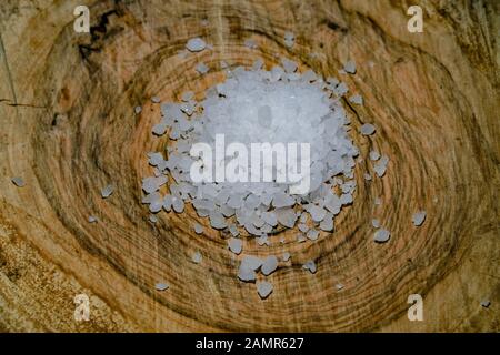 Cucina sale cristalli ingrediente su tavola di legno, nacl, cloruro di sodio, concetto Foto Stock