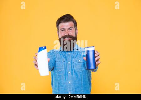 Essenziale per una buona igiene. Bottigliette per gel e shampoo hippster. Uomo con bearded con prodotti di igiene. Cosmetici e articoli da toeletta. Abitudini di igiene personale. Igiene e salute. Foto Stock