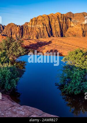 Pothole Pieno D'Acqua, Dune Pietrificate, Snow Canyon State Park, Saint George, Utah. Foto Stock