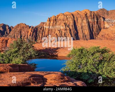 Pothole Pieno D'Acqua, Dune Pietrificate, Snow Canyon State Park, Saint George, Utah. Foto Stock