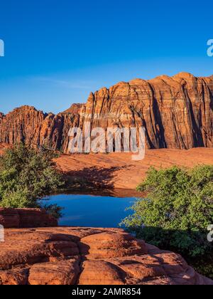 Pothole Pieno D'Acqua, Dune Pietrificate, Snow Canyon State Park, Saint George, Utah. Foto Stock