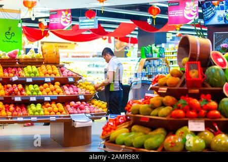 Bella impaginazione di frutta in un supermercato asiatico. Foto Stock