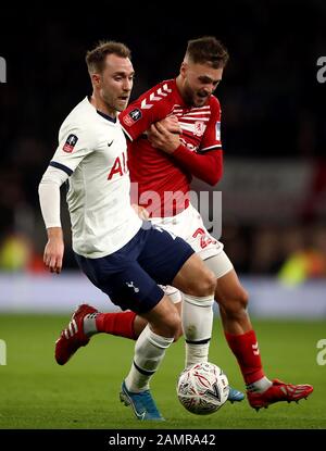 Christian Eriksen di Tottenham Hotspur (a sinistra) e Lewis Wing di Middlesbrough si sfidano per la palla durante la terza partita di replay della fa Cup al Tottenham Hotspur Stadium di Londra. Foto Stock