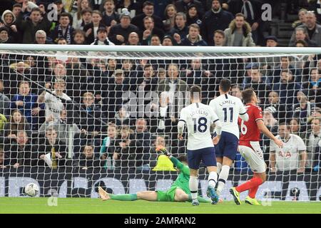 Londra, Regno Unito. 14th Gen 2020. Erik Lamela di Tottenham Hotspur (11) segna il secondo gol della sua squadra.The Emirates fa Cup, 3rd round replay match, Tottenham Hotspur v Middlesbrough al Tottenham Hotspur Stadium di Londra martedì 14th gennaio 2020. Questa immagine può essere utilizzata solo a scopo editoriale. Solo uso editoriale, licenza richiesta per uso commerciale. Nessun uso nelle scommesse, nei giochi o in un singolo club/campionato/player publications . pic by Steffan Bowen/Andrew Orchard sports photography/Alamy Live News Credit: Andrew Orchard sports photography/Alamy Live News Foto Stock