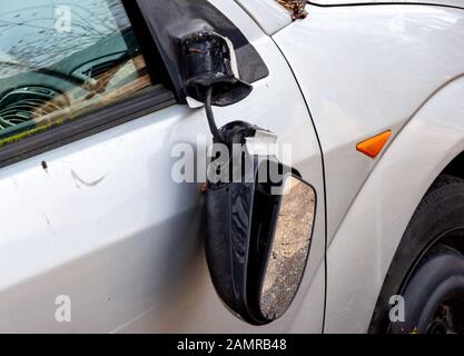 Vandalismo sullo specchietto esterno di una vettura Foto Stock