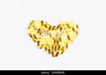 Forma del cuore di capsule di supplemento di olio di pesce isolato su sfondo bianco. Omega 3 Foto Stock