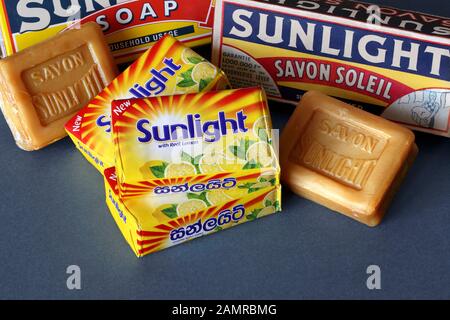 Campioni di vecchie e nuove barre di sapone Solare, prodotto per la prima volta da Lever Brothers a Port Sunlight nel Cheshire. Foto Stock