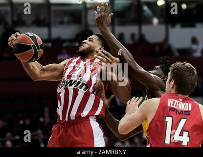 Athen, Grecia. 14th Gen 2020. Basket: Eurolega, main round, 19th matchday: Olympiakos Pireo - Alba Berlin. Il giocatore di Alba Landry Nnoko (M) e Augustine Rubit di Olympiakos combattono per il Bll. Credito: Angelos Tzortzinis/Dpa/Alamy Live News Foto Stock