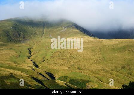 Cloud basso su uno dei Fells di Howgill. Anche se nel Parco Nazionale dello Yorkshire Dales le Howgill Fells sono principalmente nella contea di Cumbria Foto Stock