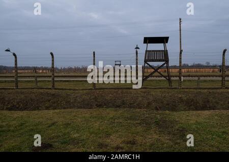 Auschwitz, POLONIA - 20 dicembre 2019: Recinzione elettrica con filo spinato, torri di avvistamento al campo di concentramento di Auschwitz (Konzentrationslager Auschwitz) Foto Stock