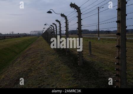 Auschwitz, POLONIA - 20 dicembre 2019: Recinzione elettrica con filo spinato nel campo di concentramento di Auschwitz (Konzentrationslager Auschwitz) Foto Stock