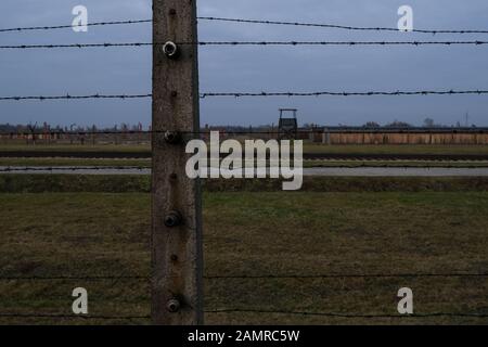 Auschwitz, POLONIA - 20 dicembre 2019: Recinzione elettrica con filo spinato, torri di avvistamento al campo di concentramento di Auschwitz (Konzentrationslager Auschwitz) Foto Stock