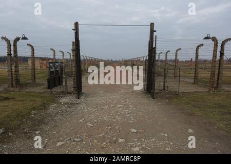 Auschwitz, POLONIA - 20 dicembre 2019: Recinzione elettrica con filo spinato nel campo di concentramento di Auschwitz (Konzentrationslager Auschwitz) Foto Stock
