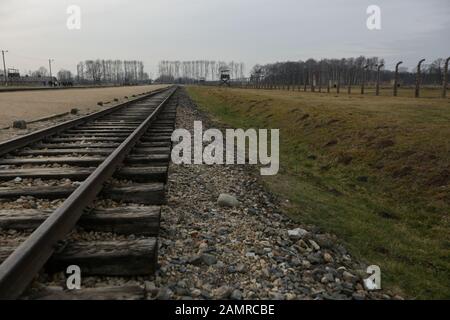 Auschwitz-Birkenau, Polonia-13 gennaio 2020: Ferrovia che porta all'ingresso principale di Auschwitz. Parte del Museo Memoriale del campo Di Concentramento dell'Olocausto di Auschwitz Foto Stock