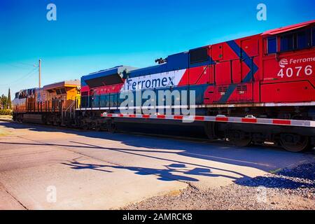 Amtrak e Ferromex diesel locomotive che trasportano veicoli messicani made oltre il confine negli Stati Uniti a Nogales AZ Foto Stock