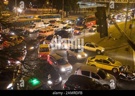 I senzatetto lavano i parabrezza delle automobili al segno rosso nella speranza per ricevere alcune punte, l'economia informale, la zona nord di Rio de Janeiro. Foto Stock