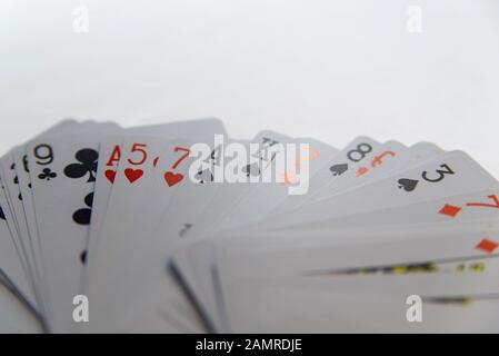 Carte da gioco in mano isolato su sfondo bianco. Foto Stock