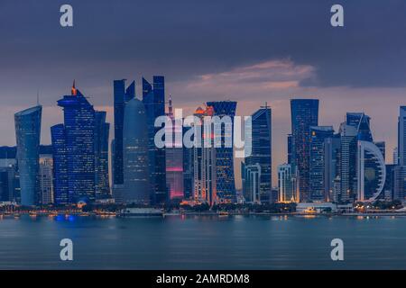 Architettura di Doha di notte. Doha, Ad-Dawhah, Qatar. Foto Stock