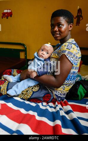 Rwanda, Butare, Health center Gikonko, madre con figli che sono stati infettati da idrocefalo e che hanno funzionato qui / RUANDA, Butare, Institut Saint Boniface, Krankenstation Gikonko, Mutter mit ihrem Kind, das mit der Krankheit Hydrozephalus operiert wurde, Frau Albertine und ihrem Kind Ella Foto Stock