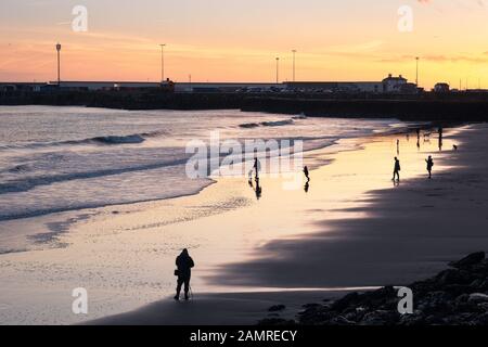 Tramonto, sulla spiaggia, Folkestone, Kent, Regno Unito Foto Stock