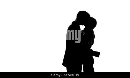 Le silhouette dei dipendenti abbracciano e baciano con passione gli amanti dell'ufficio che barano Foto Stock