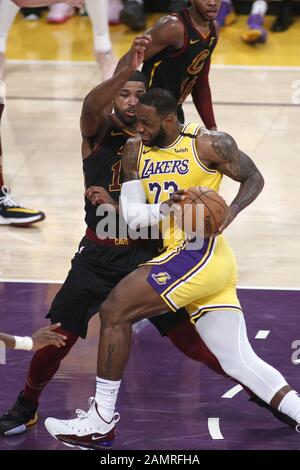 13 gennaio 2020, Los Angeles, California, Stati Uniti: Los Angeles Lakers' LEBRON JAMES (23) guida contro Cleveland Cavaliers' TRISTAN THOMPSON (13) durante una partita di basket NBA tra Los Angeles Lakers e Cleveland Cavaliers, lunedì. (Credit Image: © Ringo Chiu/Zuma Wire) Foto Stock