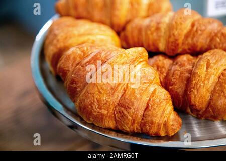 Deliziosi croissant al Fitzbillies Cafe, Cambridge, Regno Unito Foto Stock