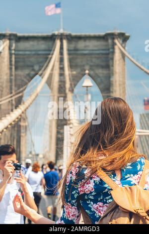 New York City/USA - 26 maggio 2019 Ponte di Brooklyn, famosa attrazione turistica. Persone che camminano e scattano foto sulla passerella pedonale di Brooklyn Bri Foto Stock