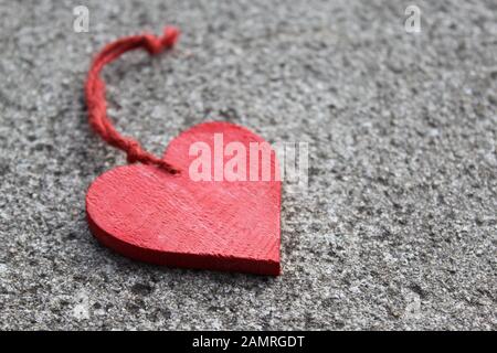 L'immagine mostra un cuore rosso sull'asfaltatrice Foto Stock