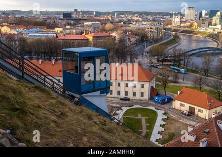 Vilnius, Lituania - 16 dicembre 2019: Museo nazionale della Lituania e Resti del castello superiore sulla collina di Vilnius Foto Stock