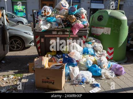 I rifiuti che traboccano dai cassoni di raccolta nel quartiere Prenestina di Roma Foto Stock