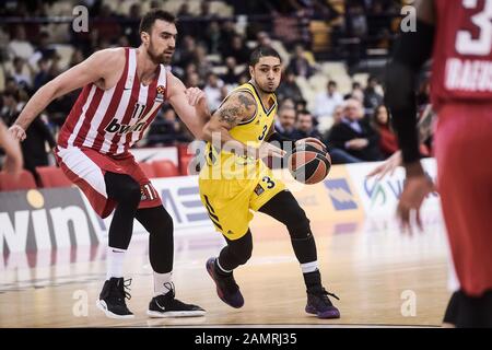 Athen, Grecia. 14th Gen 2020. Basket: Eurolega, main round, 19th matchday: Olympiakos Pireo - Alba Berlin. Alba playerPeyton Siva (l) e Nikola Milutinov da Olympiakos lotta per la palla. Credito: Angelos Tzortzinis/Dpa/Alamy Live News Foto Stock