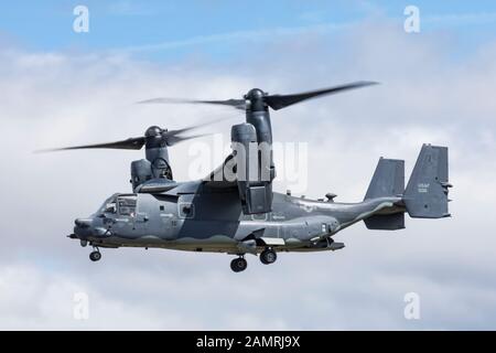 US Air Force CV-22 Osprey vola il 14 luglio 2017 a RAF Fairford, Gloucestershire, Regno Unito Foto Stock