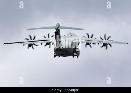 Airbus Military Airbus A400, che vola il 14 luglio 2017 a RAF Fairford, Gloucestershire, Regno Unito Foto Stock