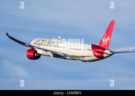 Virgin Atlantic Boeing 787 Dreamliner in volo subito dopo il decollo il 29 dicembre 2019 all'Aeroporto di Londra Heathrow, Middlesex, Regno Unito Foto Stock