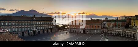 Napoli, ITALIA - 6 GENNAIO 2020: Persone che camminano in Piazza del Plebiscito a Napoli, Italia Foto Stock