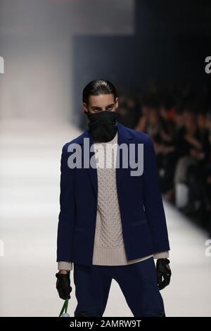 Berlino, Germania. 14th Gen 2020. I modelli in passerella all'MBFW di Kraftwerk Berlin presentano la collezione autunno/inverno 2020/21 del NEONYT (Photo by Simone Kuhlmey/Pacific Press) Credit: Pacific Press Agency/Alamy Live News Foto Stock