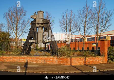 Regno Unito, South Yorkshire, Sheffield, Saville Street, Preservato Drop Forge Hammer Dalla Brightside Steelworks Foto Stock