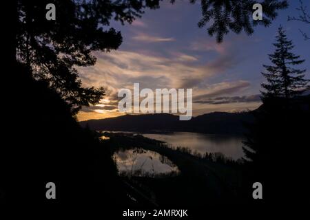 Il tramonto offre una vista spettacolare della gola del fiume Columbia al tramonto. Foto Stock