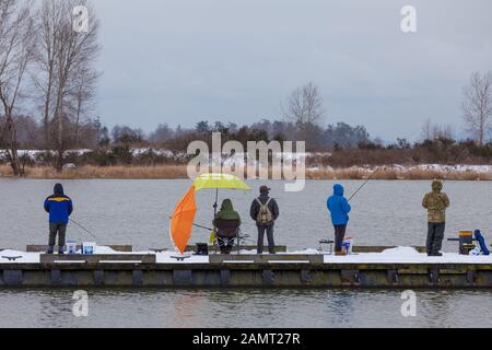 Pescatori lungo il lungomare di Steveston in una fredda giornata invernale nella British Columbia Foto Stock