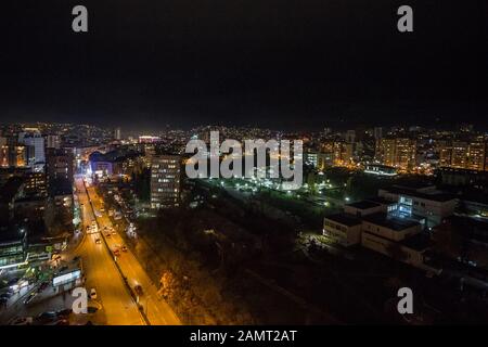 Prishtina, KOSOVO - 11 NOVEMBRE 2016: Vista notturna di Mother Tereza Boulevard a Prishtina con le auto che passano e il punto di riferimento del centro come il National li Foto Stock