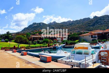 Marina con yacht di lusso sul Mar Mediterraneo a Porto Cervo reflex Foto Stock