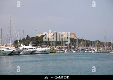 Fort Carre, Port Vauban, Porto, Antibes, Costa Azzurra, Costa Azzurra, Provenza, Francia, Mediterraneo, Europa Foto Stock