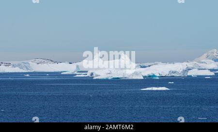 Antartide - Icebergs e icefloes con montagne innevate in lontananza vicino a Estación Científica Almirante Brown - Almirante Brown Station Foto Stock