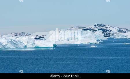 Antartide - piccoli iceberg e icefloes con montagne innevate in lontananza vicino a Estación Científica Almirante Brown - Almirante Brown Statio Foto Stock
