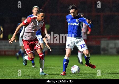 Stevenage, Regno Unito. 14th Gen 2020. Stevenage, INGHILTERRA - GENNAIO 18TH David Jones di Oldham Athletic e Kurtis Guthrie di Stevenage durante la partita Sky Bet League 2 tra Stevenage e Oldham Athletic allo Stadio Lamex, Stevenage il Martedì 14th Gennaio 2020. (Credit: Eddie Garvey | MI News) La Fotografia può essere utilizzata solo per scopi editoriali di giornali e/o riviste, licenza richiesta per uso commerciale Credit: Mi News & Sport /Alamy Live News Foto Stock