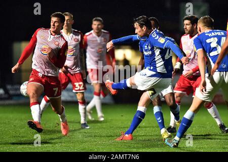 Stevenage, Regno Unito. 14th Gen 2020. Stevenage, INGHILTERRA - GENNAIO 18TH David Jones di Oldham Athletic e Charlie carter di Stevenage durante la partita Sky Bet League 2 tra Stevenage e Oldham Athletic al Lamex Stadium, Stevenage il Martedì 14th Gennaio 2020. (Credit: Eddie Garvey | MI News) La Fotografia può essere utilizzata solo per scopi editoriali di giornali e/o riviste, licenza richiesta per uso commerciale Credit: Mi News & Sport /Alamy Live News Foto Stock